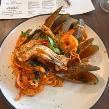 Seafood spaghetti with prawns and mussels in pomodoro